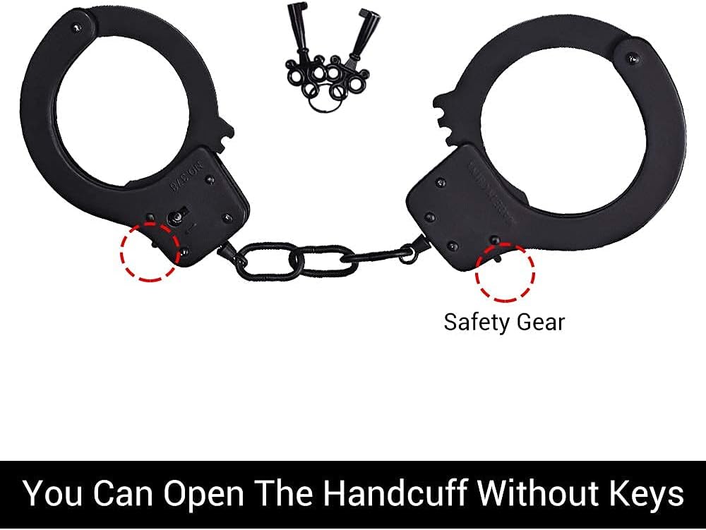 Close-up view of the plush inner lining and metal chain detail of the Bedsecret adjustable handcuffs.