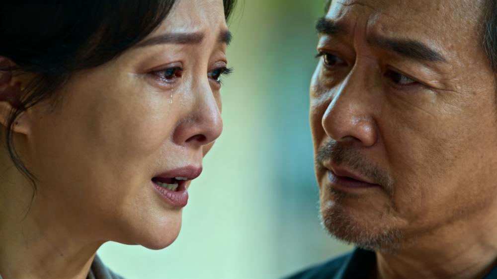 A couple engaged in deep conversation, demonstrating intimacy tips how to listen and connect emotionally.